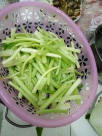好吃的芹菜炒肉做法图解1)