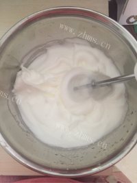 蓝莓瑞士卷做法图解3)