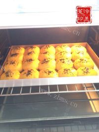 自制南瓜小餐包做法图解18)