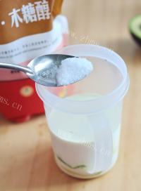 自制牛油果奶昔做法图解5)