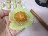 苏式蛋黄肉松月饼做法图解12)