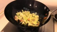 家常菜胡萝卜炒菜花做法图解7)
