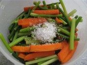 美味的腌蒜薹做法图解5)