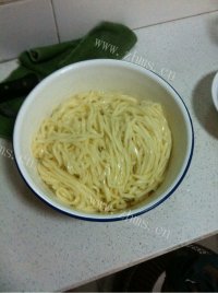 美味的西红柿鸡蛋炒面做法图解3)