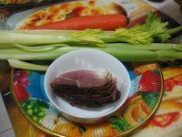 腊肉炒西芹做法图解1)