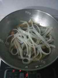色泽鲜亮的鸡肉炖粉条做法图解8)