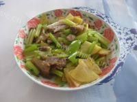 家常菜芹菜炒土豆片
