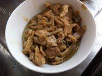 「美味可口」蒜薹炒肉做法图解5)