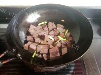 美味的青蒜炒羊血做法图解6)