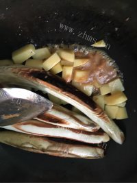 好吃的酱茄子烩土豆做法图解7)