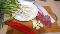 荞菜炒肉做法图解1)