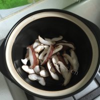风味香菇丸子砂锅做法图解5)