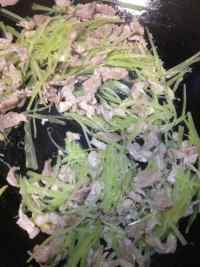 香喷喷的莴笋炒肉做法图解6)