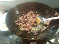芹菜牛肉炒饭做法图解2)
