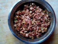 美味的烫面香葱猪肉饼做法图解1)