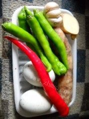 美味的双椒腊味皮蛋做法图解1)