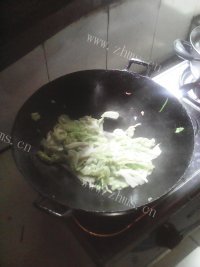 家常菜肉炒包菜做法图解4)