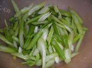 芹菜炒土豆片做法图解1)