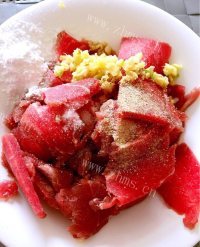 家庭版洋葱炒牛肉做法图解4)