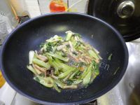 健康的油菜炒蟹味菇做法图解11)