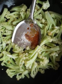 家常菜炒花菜做法图解6)