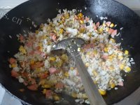 营养可口的玉米香肠雪菜炒饭做法图解7)