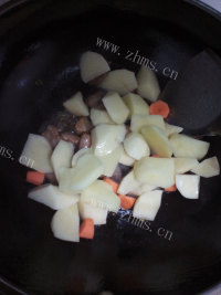 家常菜香菇炖土豆做法图解7)