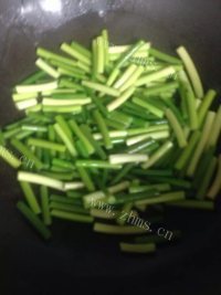 美味的蒜苗牛肉做法图解2)