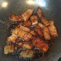 开胃的梅菜烧肉做法图解6)
