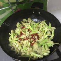 健康的剁椒有机花菜炒羊肉做法图解6)