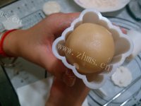 美味的莲蓉蛋黄广式月饼做法图解8)