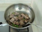 胡萝卜烧排骨做法图解5)