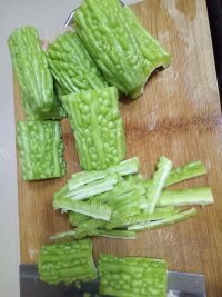美味的苦瓜炒肉做法图解3)