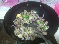美味的砂锅牛肉煲做法图解4)