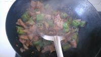 好吃的大辣椒炒肉做法图解8)
