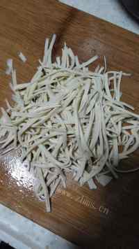 美味的青椒炒百页做法图解2)