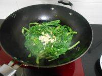 家常菜蒜蓉炒茼蒿做法图解5)