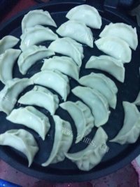 色泽鲜亮的煎饺做法图解6)