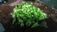 鲜美可口的青椒煎蛋做法图解2)