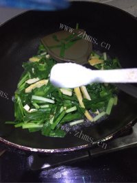 酥脆可口的韭菜干子做法图解4)
