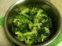 家常菜西兰花炒牛肉做法图解2)