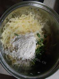 家常土豆丝煎饼做法图解4)