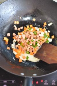 人间美味般的沙拉炒饭做法图解4)