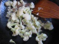 口感好的菜花炒肉做法图解9)