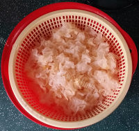 爽口的红枣雪梨炖银耳做法图解3)