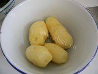 口味极佳的小鸡炖土豆做法图解2)