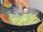 开胃的腊肉炒手撕包菜做法图解9)