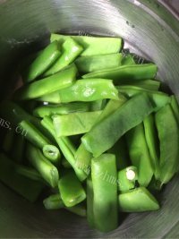 家常菜干煸四季豆做法图解2)