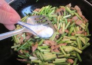 蒜台炒肉自制做法图解6)