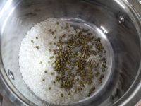 美美厨房之大米绿豆粥做法图解4)